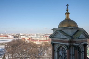 St. Petersburg görünümünden St. Isaac'ın katedral yüksekliğini