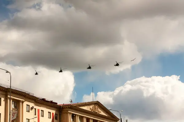 ST. PETERSBURG, RUSSIA - MAY 09: flight military aeromechanics for participation in a parade,RUSSIA - MAY 09 2017. — Stock Photo, Image