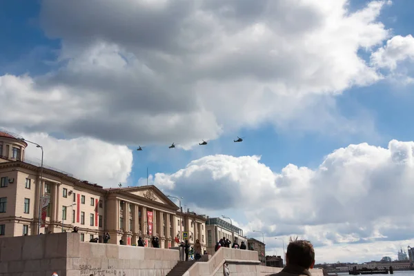 ST. PETERSBURG, RUSSIA - MAY 09: flight military aeromechanics for participation in a parade,RUSSIA - MAY 09 2017. — Stock Photo, Image