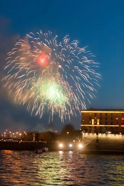 ST. PETERSBURG, RÚSSIA - MAIO 09: saudação festiva sobre Neva, RÚSSIA - MAIO 09 2017 . — Fotografia de Stock