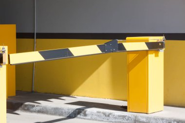 Park girişinde, Otomatik iner kalkar parmaklığı