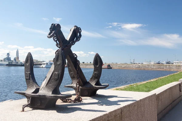 De kade in de stad van Kronstadt in duidelijke zomerdag, St. Petersburg — Stockfoto