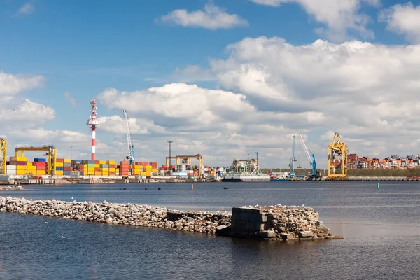 Porto marittimo con i contenitori che sono su di esso — Foto Stock