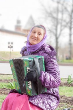 Veliky Novgorod, Rusya Federasyonu - 13 Mayıs: kadın bir bayan Kremlin duvarları, Rusya Federasyonu - 13 Mayıs 2017 çalış.