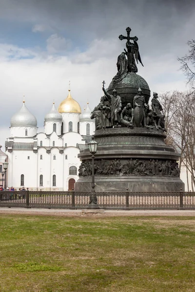 Veliky Novgorod, Oroszország - 13 május: A katedrális, és egy emlékmű inkremlin erőd, Oroszország - 2017. május 13.. — Stock Fotó