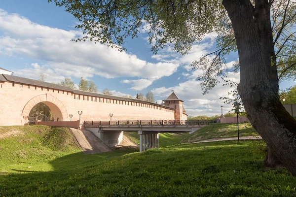 VELIKY NOVGOROD, RUSSIE - 23 MAI : Les tours de la forteresse du Kremlin, RUSSIE - 23 MAI 2017 . — Photo