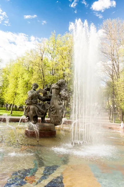 VELIKY NOVGOROD, RUSIA - 23 DE MAYO: La fuente en las paredes del Kremlin, RUSIA - 23 DE MAYO DE 2017 . — Foto de Stock