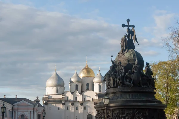 Velikij Novgorod, Rusko - 23 Květen: památník "tisíciletí Ruska" na pozadí St. Sophia Cathedral, Rusko -23 Květen 2017. — Stock fotografie