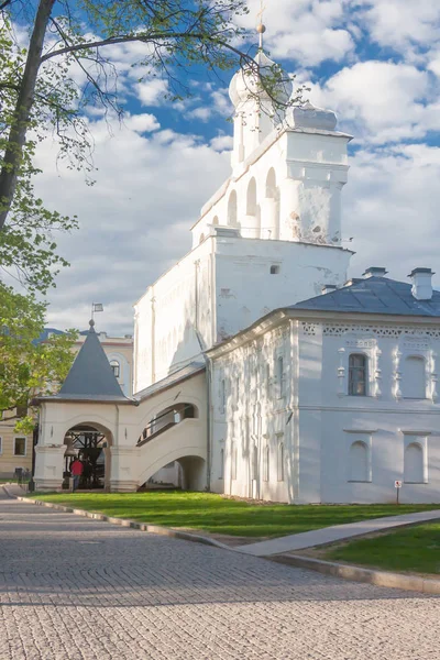 VELIKY NOVGOROD, RÚSSIA - 23 MAIO: As torres da fortaleza do Kremlin, RÚSSIA - 23 MAIO 2017 . — Fotografia de Stock