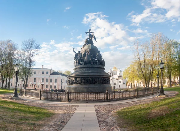 Veliky Novgorod, Ryssland - 23 maj: Monument "tusenårsriket av Ryssland" mot bakgrund av St. Sophia Cathedral, Ryssland -23 maj 2017. Stockfoto