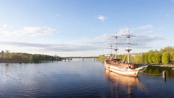 Veliky Novgorod, Federacja Rosyjska - 23 maja: widok na rzekę i most, Federacja Rosyjska -23 maja 2017 r.. — Zdjęcie stockowe