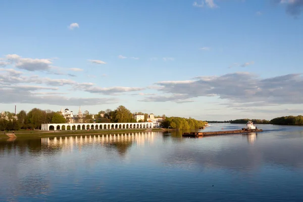 Veliky Novgorod, Federacja Rosyjska - 23 maja: widok z Yaroslavovo dvorishche, Federacja Rosyjska -23 maja 2017. — Zdjęcie stockowe