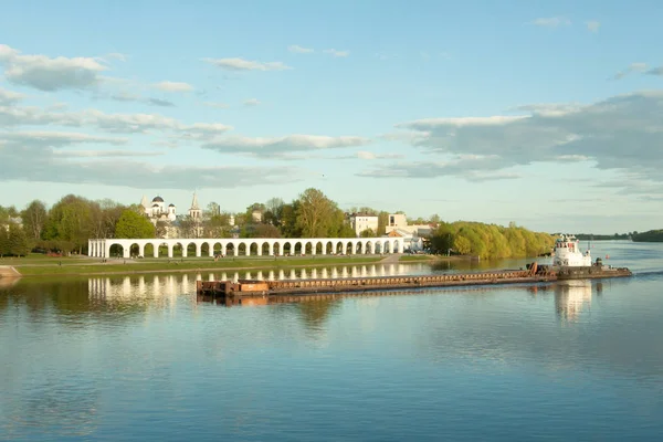 VELIKY NOVGOROD, RUSIA - 23 DE MAYO: Vista de Yaroslavovo dvorishche, RUSIA - 23 DE MAYO DE 2017 . — Foto de Stock