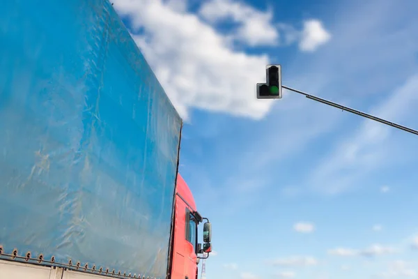 El camión ante una señal verde del semáforo —  Fotos de Stock