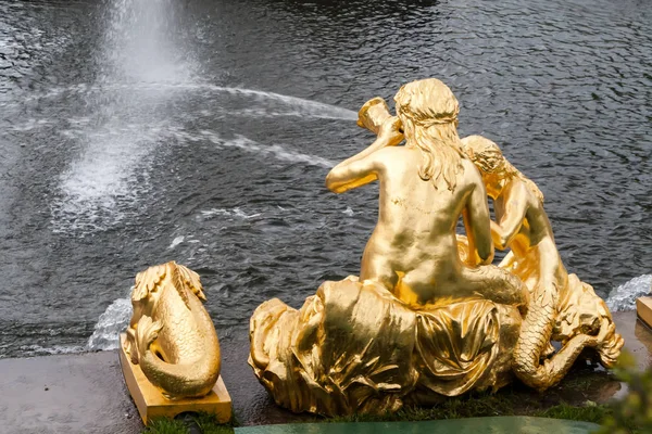 San Petersburgo, RUSIA-JUNIO 03, 2017. Fuentes de la gran cascada en Peterhof . — Foto de Stock