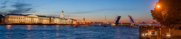 El puente del Palacio elevado en las noches blancas — Foto de Stock