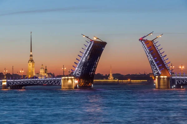 The raised Palace bridge at white nights — Stock Photo, Image