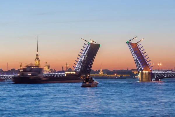 El puente del Palacio elevado en las noches blancas — Foto de Stock