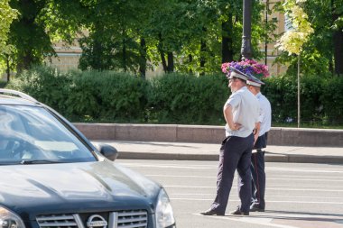 Trafik polisi personelin St. Petersburg trafikte devriye