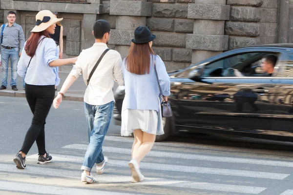 Araba geçiş St Petersburg oluyor yayalar geçmez
