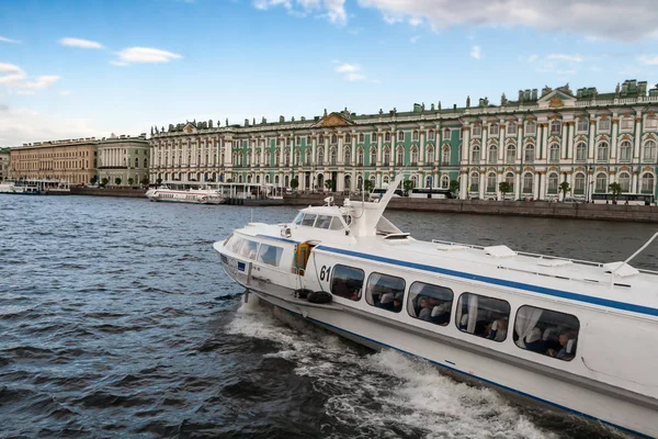 Das wandernde motorschiff auf unterwasserflügeln in st. petersburg — Stockfoto