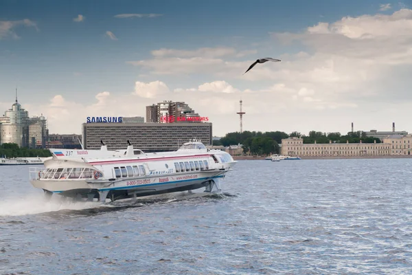 The walking motor ship on underwater wings in St. Petersburg — Stock Photo, Image