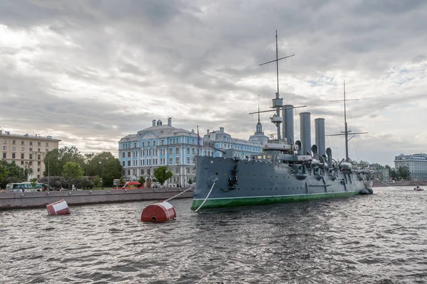 O cruzador o Aurora no estacionamento na Escola Naval Nakhimov em São Petersburgo — Fotografia de Stock