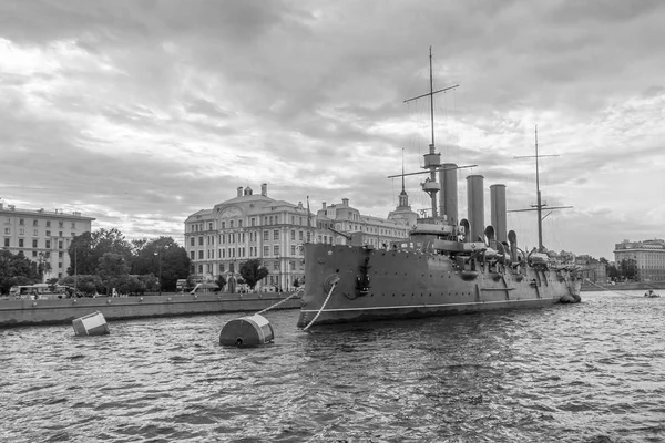 El crucero la Aurora en el aparcamiento en la Escuela Naval de Nakhimov en San Petersburgo —  Fotos de Stock