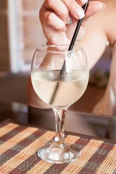 Mano de la chica bebiendo Martini de un vaso con hielo —  Fotos de Stock