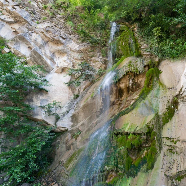 Güzel Falls'ta dağlar, Rusya Federasyonu — Stok fotoğraf