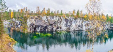 güzel bir Ruskeala bir kanyon manzarası