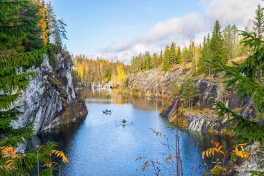 güzel bir Ruskeala bir kanyon manzarası