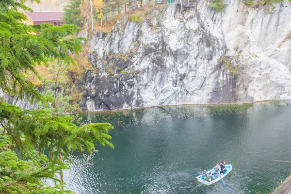 Güzel bir Ruskeala bir kanyon manzarası — Stok fotoğraf