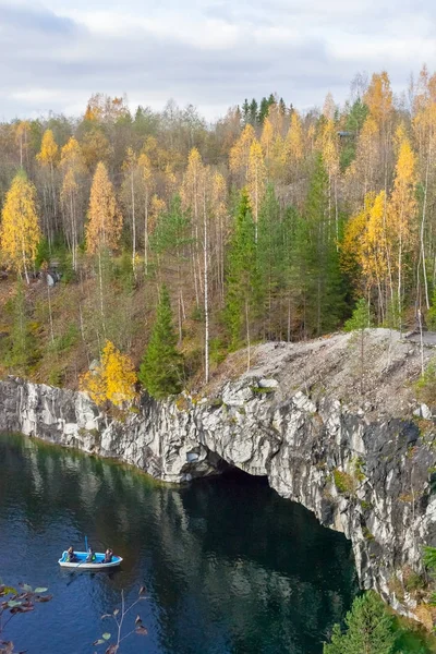 Gyönyörű kilátás nyílik a canyon Ruskeala — Stock Fotó