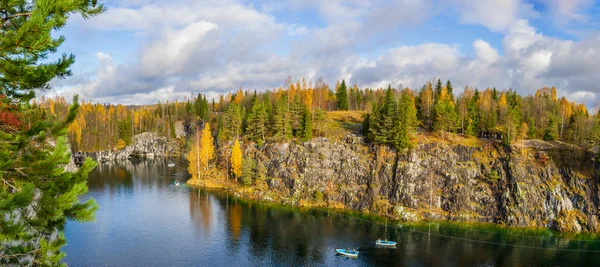 Gyönyörű kilátás nyílik a canyon Ruskeala — Stock Fotó