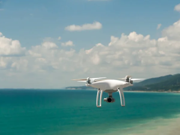 Quadrocopter-Drohne fliegt über das Schwarze Meer — Stockfoto