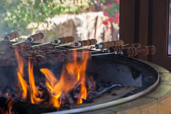 Шашлык, обжаренный на угле — стоковое фото