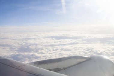 Mavi gökyüzünün arka planında uçan kanatlar.