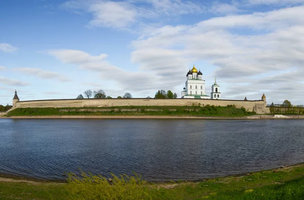 Panorama van het Kremlin en de dijk in de stad Pskov — Stockfoto