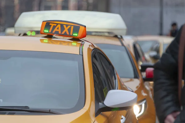 市内の路上のタクシー車の日 — ストック写真