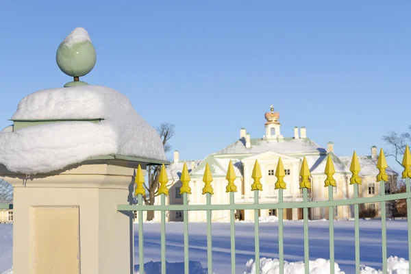 Starożytne ogrodzenie na tle pałacu miasta Lomonosov — Zdjęcie stockowe