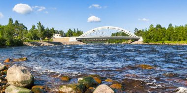 Sıcak mevsimde çalılarla kaplanmış küçük bir eşik taşı bankası olan nehir.