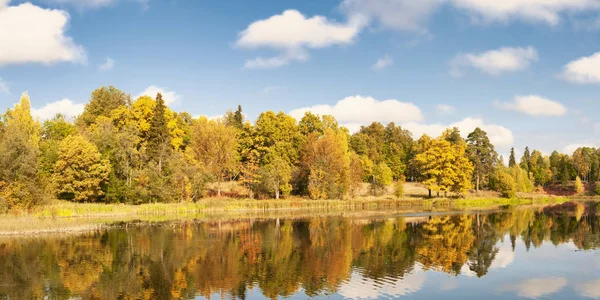 Panorama pięknego jesiennego brzegu rzeki w pogodny dzień — Zdjęcie stockowe