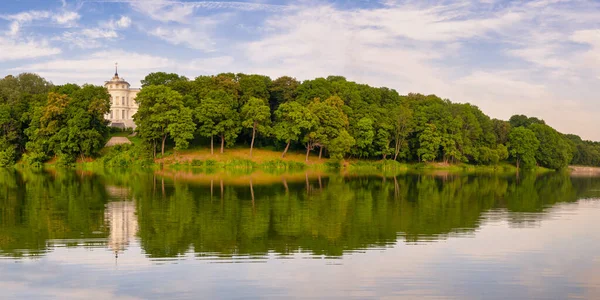 Bellissimo panorama sulla riva del fiume lungo il parco in una luminosa giornata di sole — Foto Stock