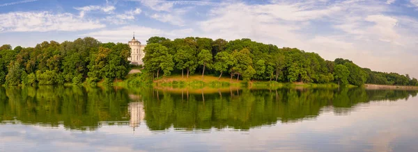 Beautiful panorama of the river bank along the park on a bright sunny day — 스톡 사진