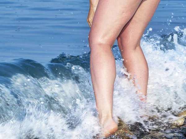 Gambe della ragazza che entra in mare — Foto Stock