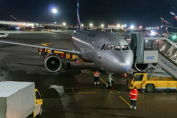 L'avion de la compagnie aérienne Aeroflot se prépare pour le départ à l'aéroport de Sheremetyevo — Photo