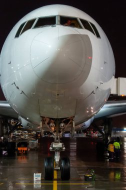 Boeing 777-200 Nordwind havayolları Pulkovo havaalanına yolcu bırakıyor