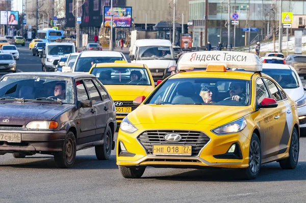 Moskova caddesinde trafik sıkışıklığında Yandex taksi.