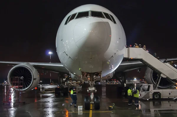 Boeing 777-200 linii lotniczych Nordwind podrzuca pasażerów na lotnisko Pulkovo — Zdjęcie stockowe